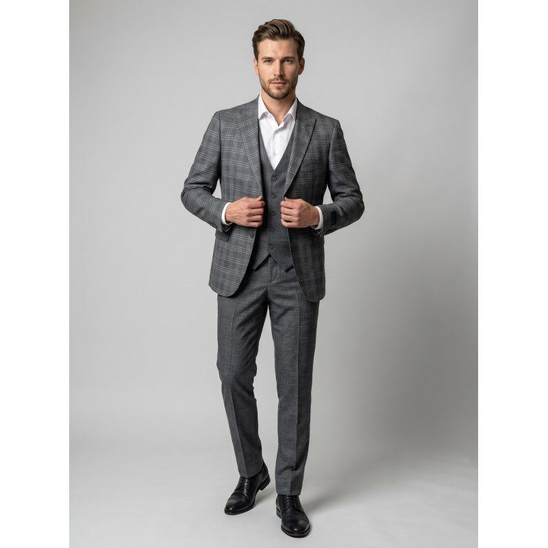 Elegantna siva moška tridelna obleka TK4408 v modernem slim fit kroju. Popolna izbira za poroke, poslovne dogodke in svečane priložnosti. Odkrij stil pri OKMAL.