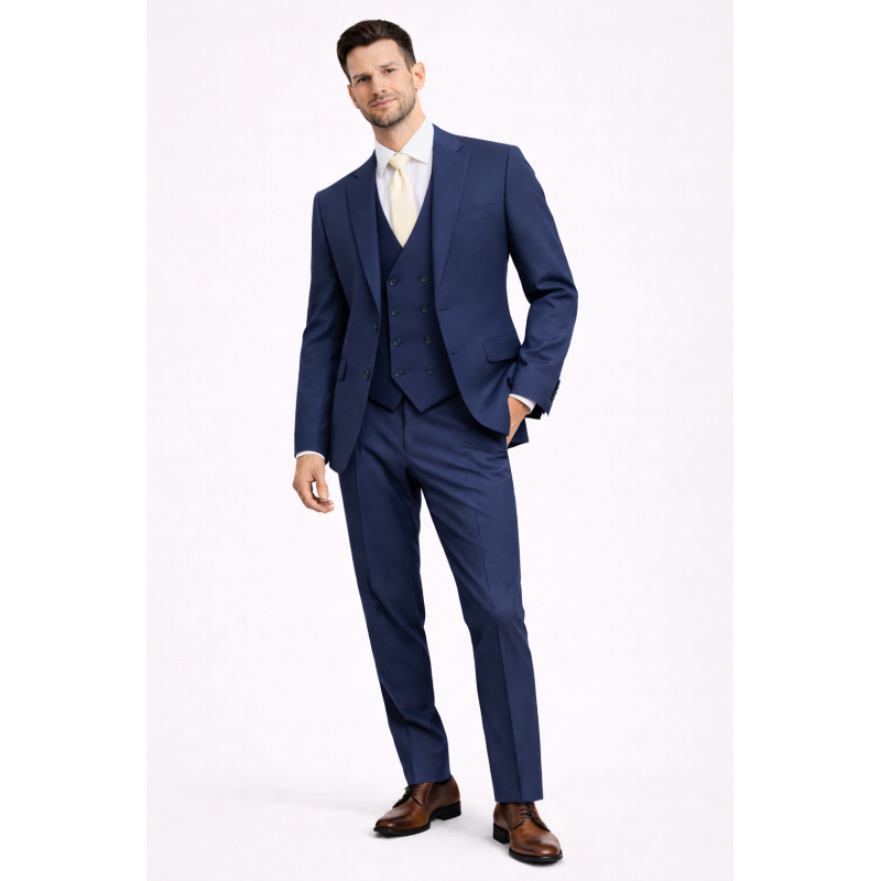 Elegantna moška tridelna obleka Verona M v modri barvi iz 100% volne. Slim fit kroj za popoln videz na porokah, poslovnih dogodkih in svečanih priložnostih. OKMAL.