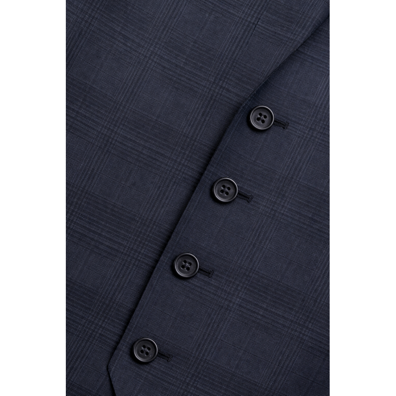 Stilska modra moška tridelna obleka INTER z elegantnim karo vzorcem. Slim fit kroj za poroke, poslovne dogodke in svečane priložnosti. Odkrij eleganco – OKMAL.