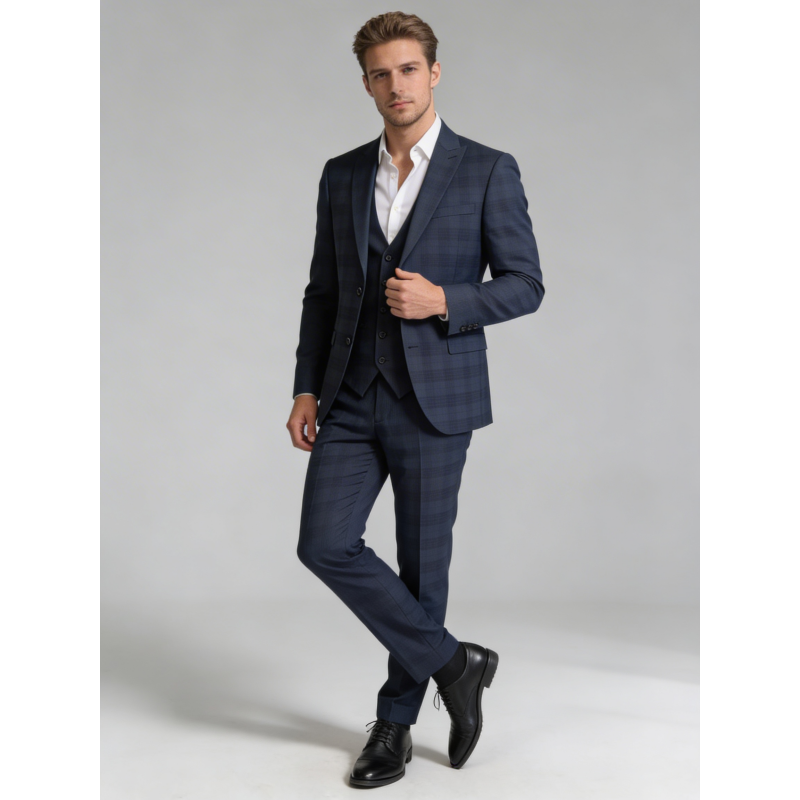 Stilska modra moška tridelna obleka INTER z elegantnim karo vzorcem. Slim fit kroj za poroke, poslovne dogodke in svečane priložnosti. Odkrij eleganco – OKMAL.