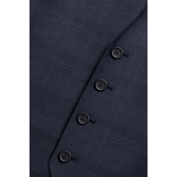 Stilska modra moška tridelna obleka INTER z elegantnim karo vzorcem. Slim fit kroj za poroke, poslovne dogodke in svečane priložnosti. Odkrij eleganco – OKMAL.