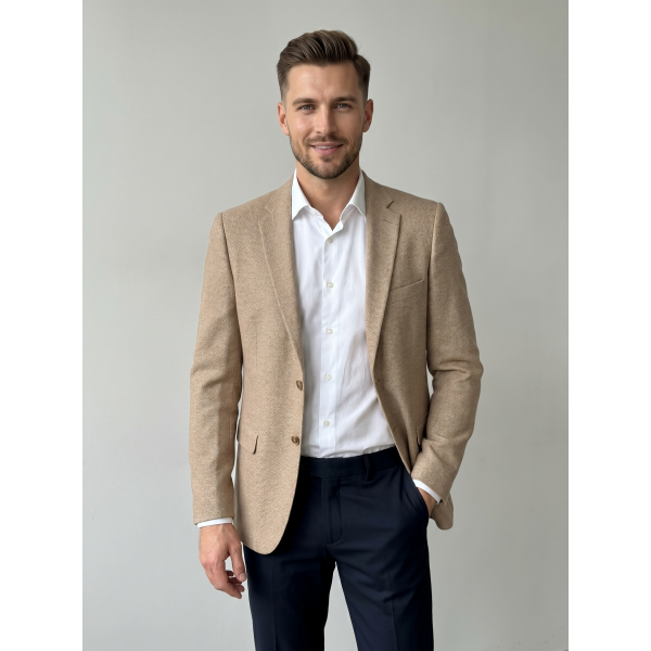 Moški suknjič MATEO v kamel barvi združuje eleganco, moderen kroj in vrhunsko udobje. Popolna izbira za poslovni ali smart casual videz ter brezčasen moški stil za vsako priložnost.