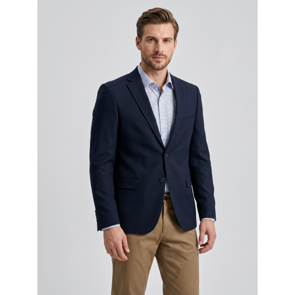 Moški suknjič MATEO v modri barvi združuje eleganco, moderen kroj in vrhunsko udobje. Popolna izbira za poslovni ali smart casual videz ter brezčasen moški stil za vsako priložnost.