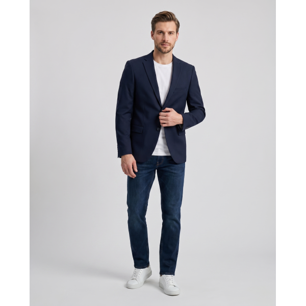 Moški suknjič MATEO v modri barvi združuje eleganco, moderen kroj in vrhunsko udobje. Popolna izbira za poslovni ali smart casual videz ter brezčasen moški stil za vsako priložnost.