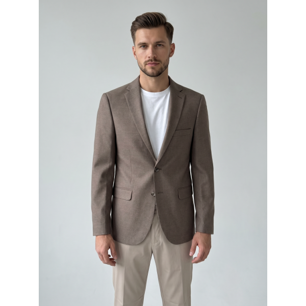 Moški suknjič MATEO v rjavi barvi združuje eleganco, moderen kroj in vrhunsko udobje. Popolna izbira za poslovni ali smart casual videz ter brezčasen moški stil za vsako priložnost.