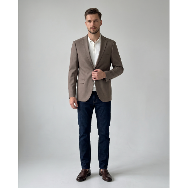 Moški suknjič MATEO v rjavi barvi združuje eleganco, moderen kroj in vrhunsko udobje. Popolna izbira za poslovni ali smart casual videz ter brezčasen moški stil za vsako priložnost.