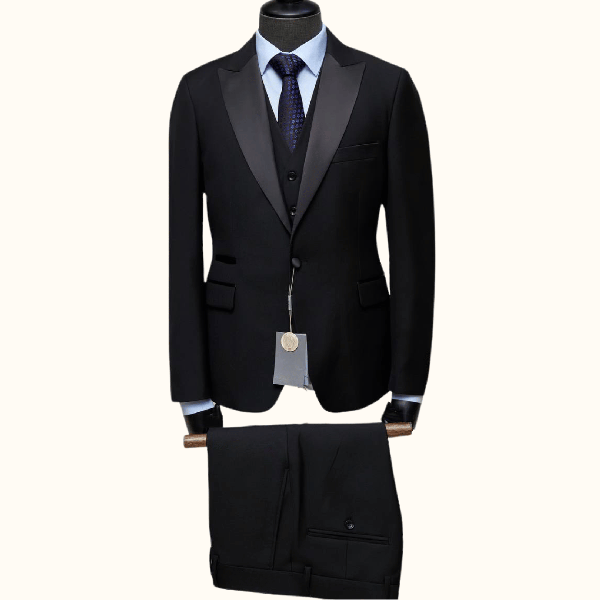 Elegantna moška tridelna smoking obleka 700/1 v slim fit kroju. Popolna izbira za poroke, gala dogodke in svečane priložnosti. Kakovost in stil – OKMAL.