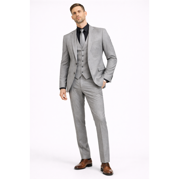 Svetlo siva moška tridelna obleka 5762 v modernem slim fit kroju. Idealna izbira za poroke, poslovne sestanke in svečane dogodke. Eleganten stil – OKMAL.