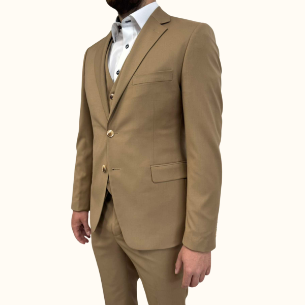 Ta čudovita slim fit obleka v kamel barvi združuje sodoben dizajn z brezčasno eleganco, kar zagotavlja prefinjen videz za vsako formalno priložnost.