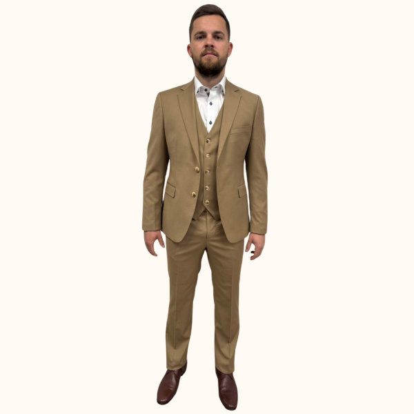 Ta čudovita slim fit obleka v kamel barvi združuje sodoben dizajn z brezčasno eleganco, kar zagotavlja prefinjen videz za vsako formalno priložnost.