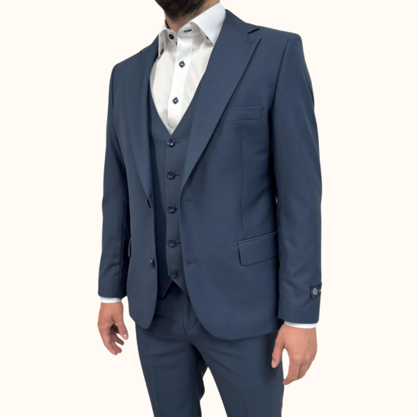 Odkrijte moško tridelno obleko slim fit MAXX v modri barvi. Ta elegantna in moderna obleka je idealna za poslovne in posebne priložnosti. Poudarja vašo postavo z udobnim krojem in kakovostnimi materiali. Nakupujte zdaj!