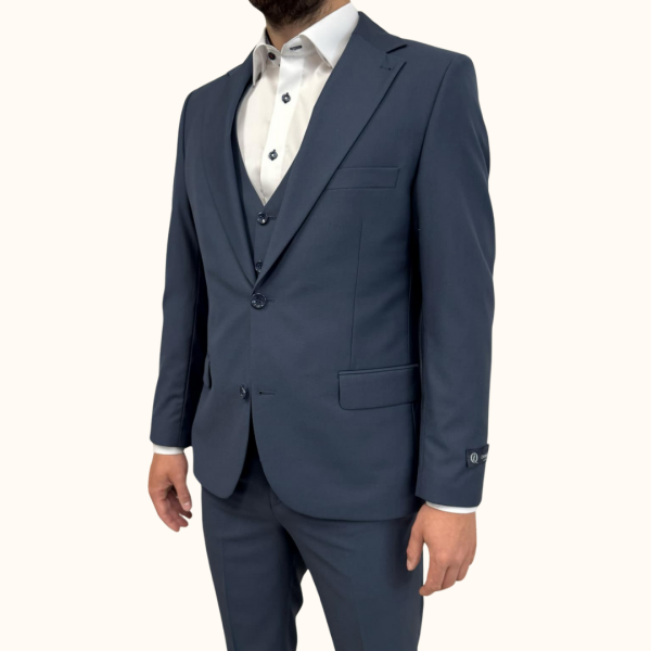 Odkrijte moško tridelno obleko slim fit MAXX v modri barvi. Ta elegantna in moderna obleka je idealna za poslovne in posebne priložnosti. Poudarja vašo postavo z udobnim krojem in kakovostnimi materiali. Nakupujte zdaj!