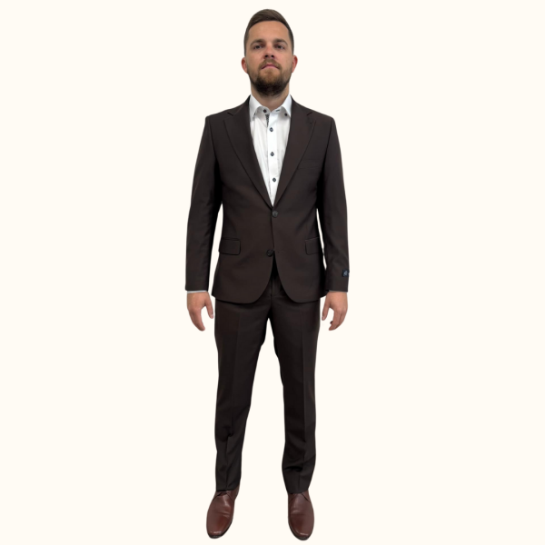 Odkrijte moško tridelno obleko slim fit MAXX v rjavi barvi. Ta elegantna in moderna obleka je idealna za poslovne in posebne priložnosti. Poudarja vašo postavo z udobnim krojem in kakovostnimi materiali. Nakupujte zdaj!