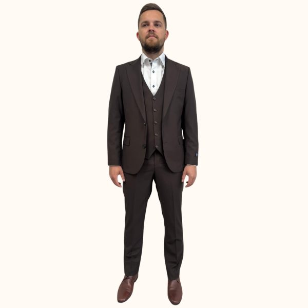 Odkrijte moško tridelno obleko slim fit MAXX v rjavi barvi. Ta elegantna in moderna obleka je idealna za poslovne in posebne priložnosti. Poudarja vašo postavo z udobnim krojem in kakovostnimi materiali. Nakupujte zdaj!