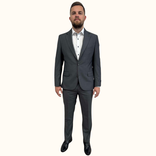 Odkrijte moško tridelno obleko slim fit MAXX v sivi barvi. Ta elegantna in moderna obleka je idealna za poslovne in posebne priložnosti. Poudarja vašo postavo z udobnim krojem in kakovostnimi materiali. Nakupujte zdaj!
