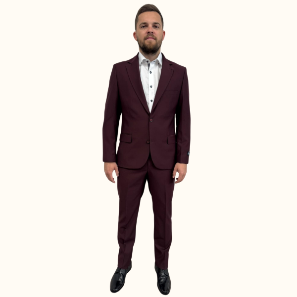 Odkrijte moško tridelno obleko slim fit MAXX v vinsko rdeči barvi. Ta elegantna in moderna obleka je idealna za poslovne in posebne priložnosti. Poudarja vašo postavo z udobnim krojem in kakovostnimi materiali. Nakupujte zdaj!