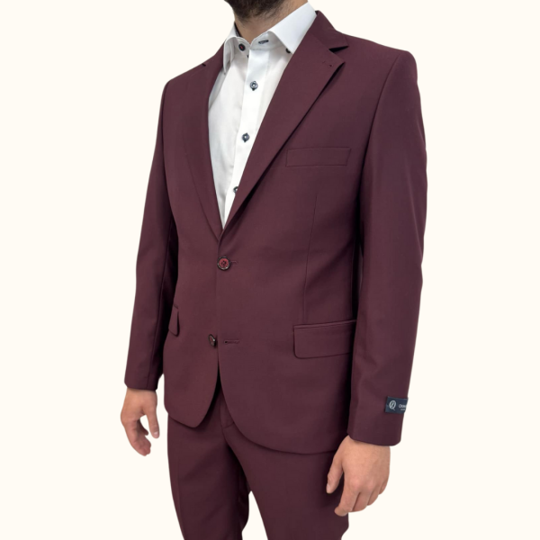 Odkrijte moško tridelno obleko slim fit MAXX v vinsko rdeči barvi. Ta elegantna in moderna obleka je idealna za poslovne in posebne priložnosti. Poudarja vašo postavo z udobnim krojem in kakovostnimi materiali. Nakupujte zdaj!