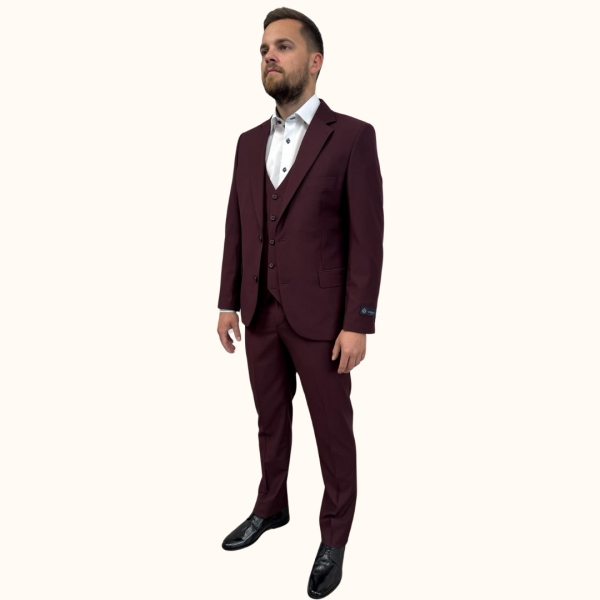 Odkrijte moško tridelno obleko slim fit MAXX v vinsko rdeči barvi. Ta elegantna in moderna obleka je idealna za poslovne in posebne priložnosti. Poudarja vašo postavo z udobnim krojem in kakovostnimi materiali. Nakupujte zdaj!