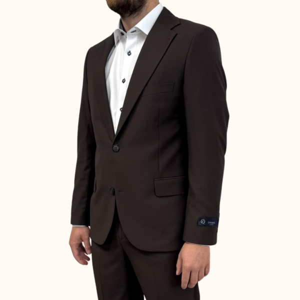 Odkrijte moško tridelno obleko slim fit MAXX v rjavi barvi. Ta elegantna in moderna obleka je idealna za poslovne in posebne priložnosti. Poudarja vašo postavo z udobnim krojem in kakovostnimi materiali. Nakupujte zdaj!