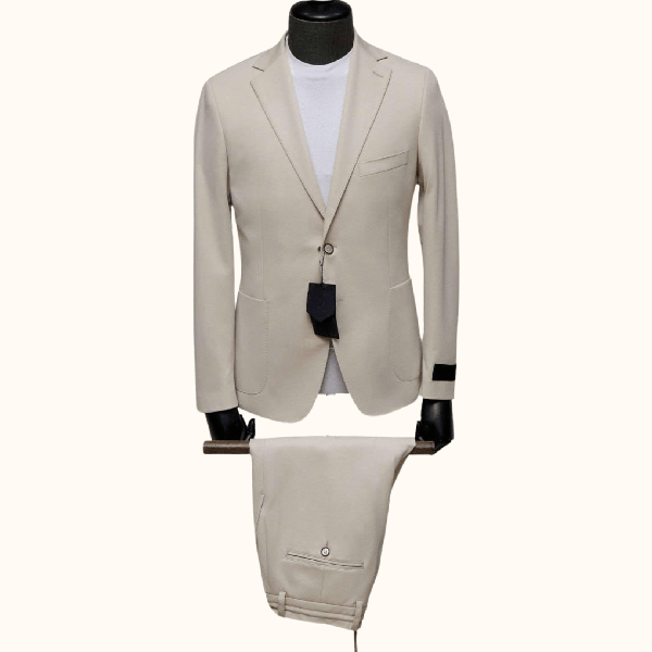 Moderna bež moška dvodelna obleka 6129 v slim fit kroju. Športno eleganten stil za poslovne in priložnostne dogodke. Udobje, stil in kakovost – OKMAL.