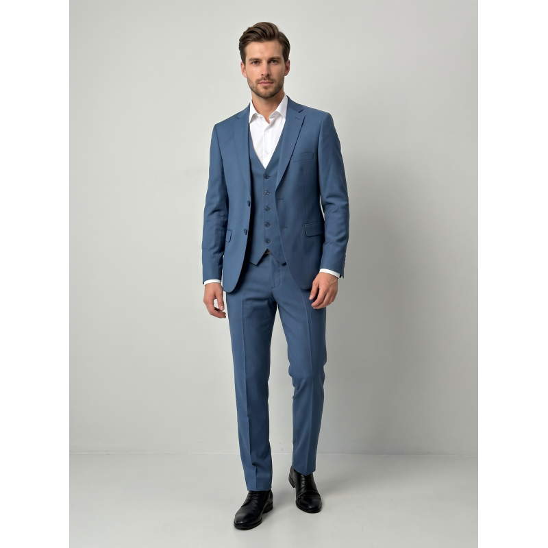 Elegantna moška trodelna obleka GAL v svetlo modri barvi – moderna slim fit obleka za poslovne, svečane in vsakodnevne priložnosti. Premium moška obleka z brezčasnim elegantnim videzom.