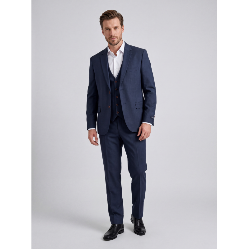 Elegantna moška trodelna obleka TAJ v modro jeans barvi – moderna slim fit obleka s konjak rjavimi gumbi za poslovne, svečane in vsakodnevne priložnosti. Premium moška obleka z modernim elegantnim videzom.