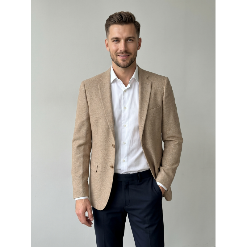 Moški suknjič MATEO v kamel barvi združuje eleganco, moderen kroj in vrhunsko udobje. Popolna izbira za poslovni ali smart casual videz ter brezčasen moški stil za vsako priložnost.