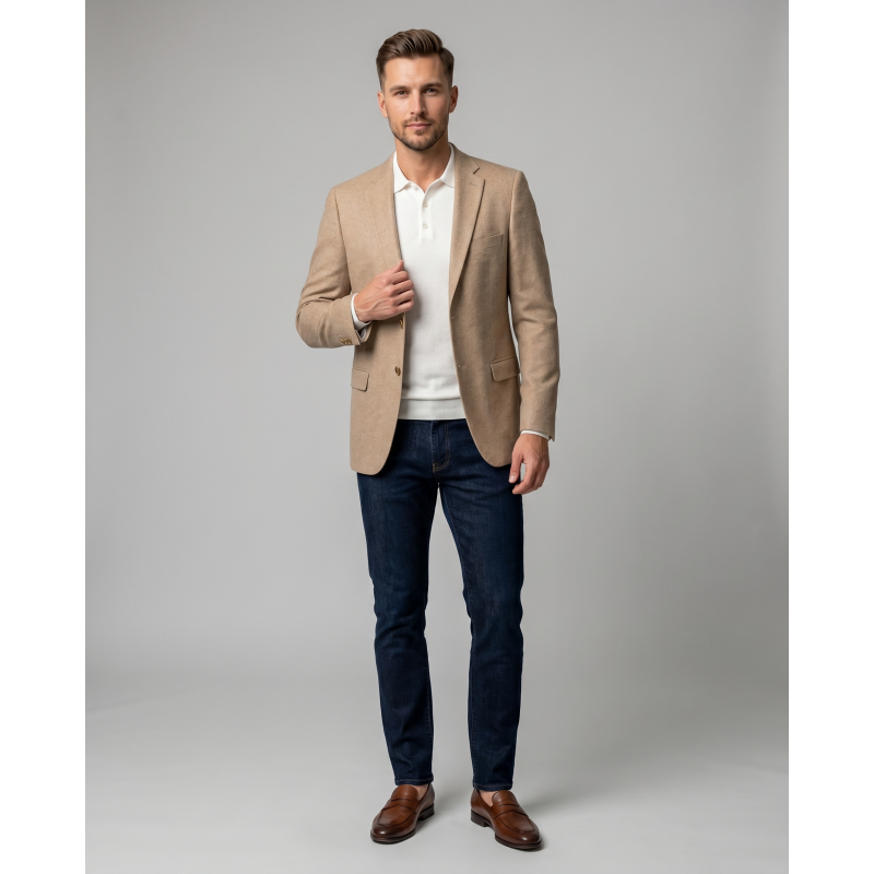 Moški suknjič MATEO v kamel barvi združuje eleganco, moderen kroj in vrhunsko udobje. Popolna izbira za poslovni ali smart casual videz ter brezčasen moški stil za vsako priložnost.
