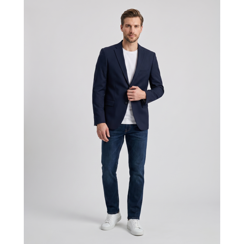 Moški suknjič MATEO v modri barvi združuje eleganco, moderen kroj in vrhunsko udobje. Popolna izbira za poslovni ali smart casual videz ter brezčasen moški stil za vsako priložnost.