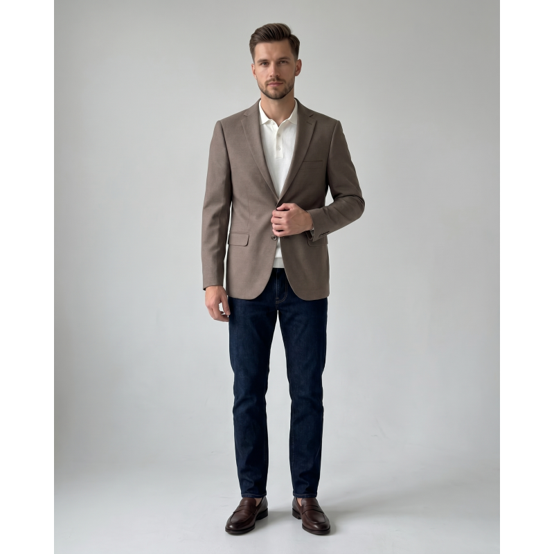 Moški suknjič MATEO v rjavi barvi združuje eleganco, moderen kroj in vrhunsko udobje. Popolna izbira za poslovni ali smart casual videz ter brezčasen moški stil za vsako priložnost.