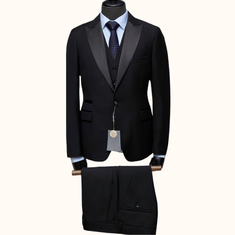 Moška tridelna smoking obleka, ki se sestavlja iz suknjiča, telovnika in hlač. Idealna izbira za tiste, ki iščejo moško obleko, ki združuje moderni smoking, tridelni dizajn, klasičen suknjič, elegantni telovnik in brezhibne hlače,za vse vrste dogodkov.