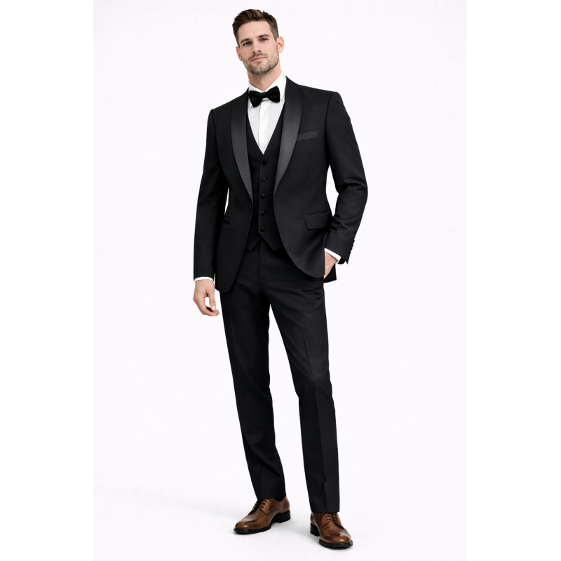 Elegantna moška tridelna smoking obleka 700/1 v slim fit kroju. Popolna izbira za poroke, gala dogodke in svečane priložnosti. Kakovost in stil – OKMAL.