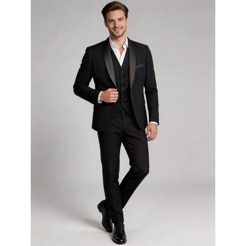 Prefinjena moška tridelna smoking obleka 700 v slim fit kroju. Idealna za poroke, gala dogodke in svečane priložnosti. Eleganca in kakovost – OKMAL.