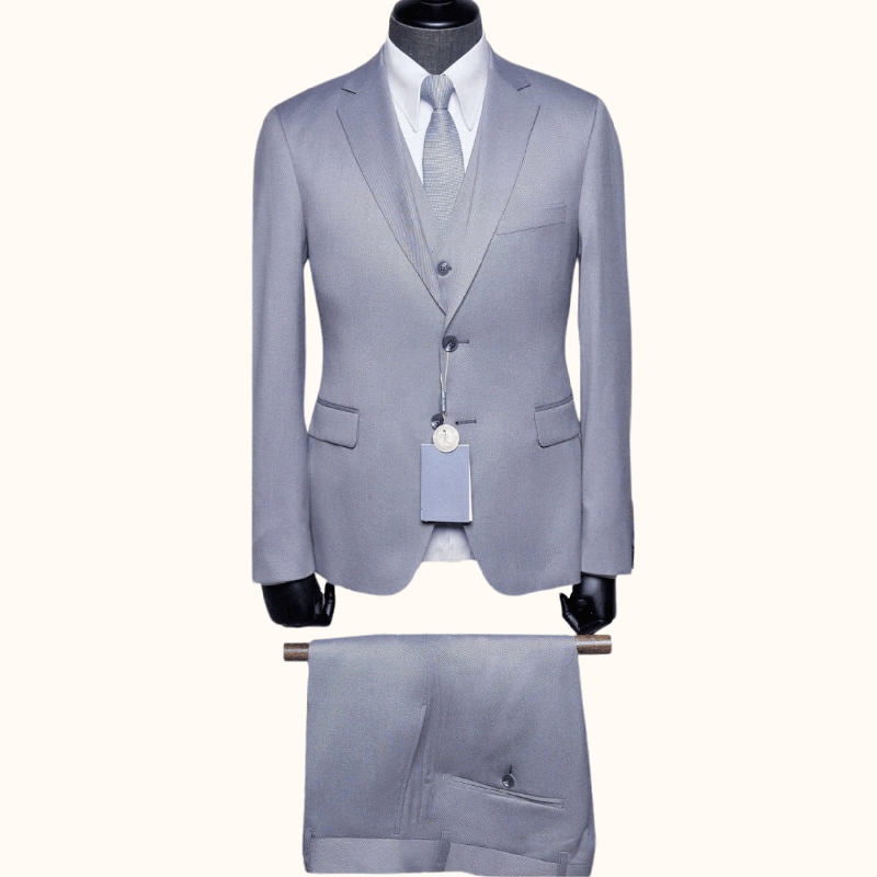 Sofisticirana moška tridelna slim fit obleka 5673 v srebrni barvi z diagonalnim dezenom, izdelana iz kakovostne mešanice volne, poliestra in elastana. Idealen stil za poslovne in svečane priložnosti.