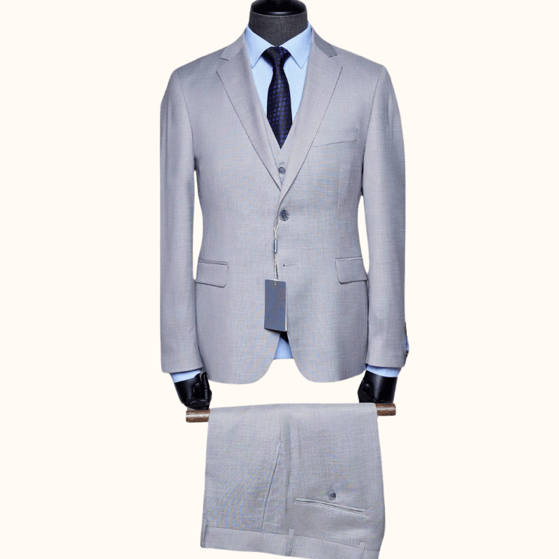 Moška tridelna obleka 5762, sestavljena iz suknjiča, telovnika in hlač v privlačni svetlo sivi barvi. S sodobnim slim fit krojem poudarja postavo in zagotavlja udobje. Obleka je vsestranska, kar jo dela idealno za različne priložnosti.