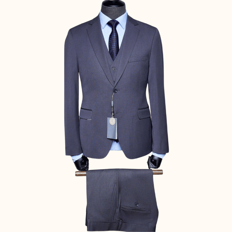 Sofisticirana moška tridelna slim fit obleka TC5049 v temno sivi barvi, ki združuje klasičen stil in udobje. Idealna izbira za poslovne dogodke in posebne priložnosti, narejena iz kakovostne mešanice volne in poliestra.