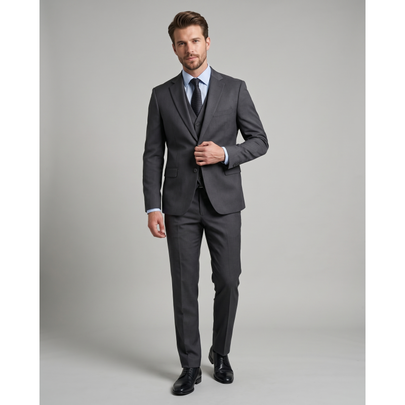 Sofisticirana moška tridelna slim fit obleka TC5049 v temno sivi barvi, ki združuje klasičen stil in udobje. Idealna izbira za poslovne dogodke in posebne priložnosti, narejena iz kakovostne mešanice volne in poliestra.