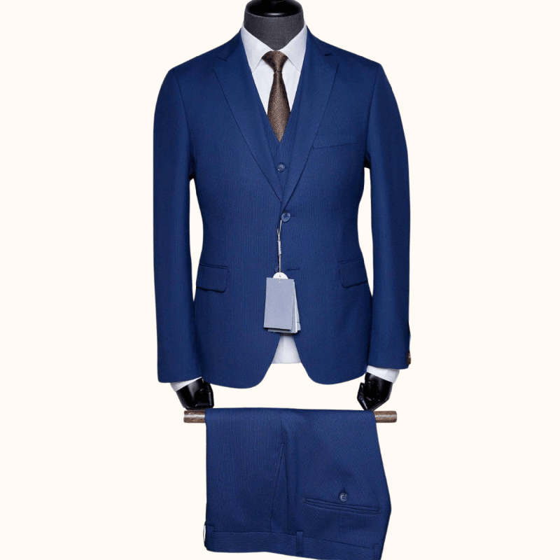 Sodobna moška tridelna slim fit obleka T5157 v modri barvi z elegantno tanko črtico, narejena iz mešanice volne, poliestra in elastana. Popolna za poslovne in svečane dogodke, zagotavlja udobje in stil.