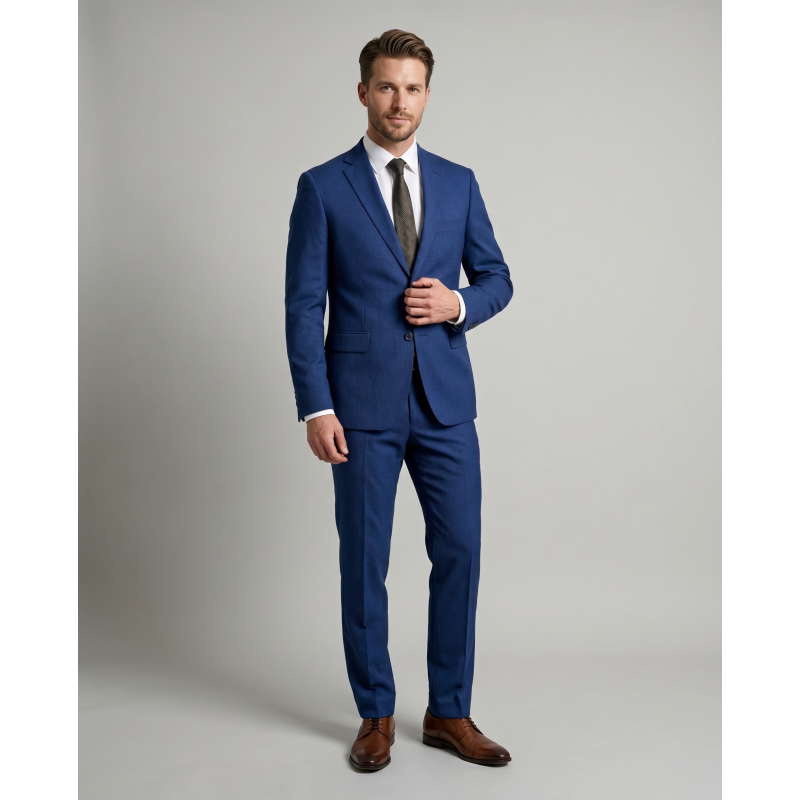 Sodobna moška tridelna slim fit obleka T5157 v modri barvi z elegantno tanko črtico, narejena iz mešanice volne, poliestra in elastana. Popolna za poslovne in svečane dogodke, zagotavlja udobje in stil.