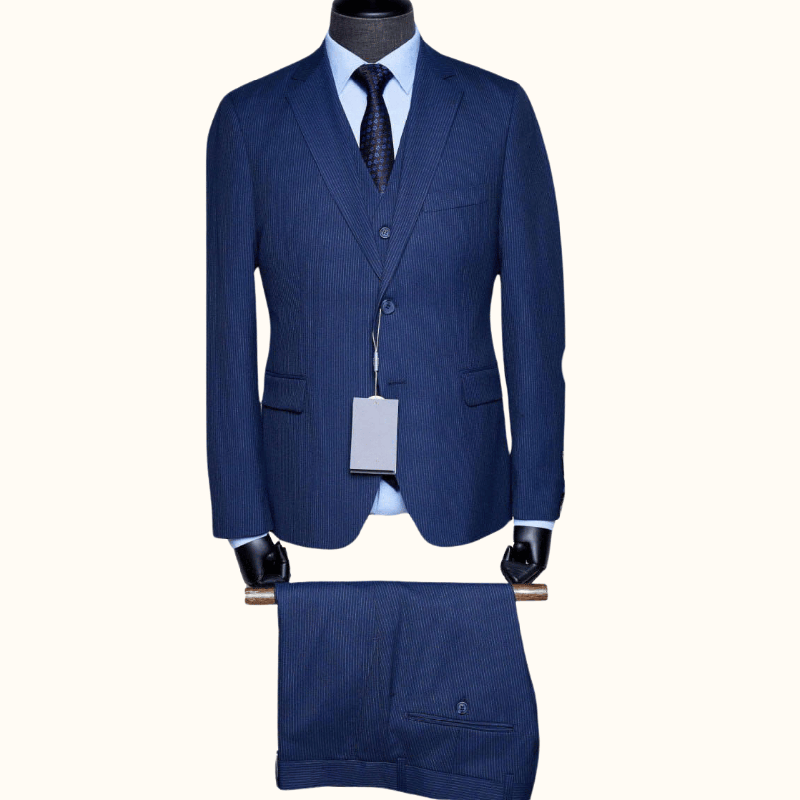 Sofisticirana moška tridelna slim fit obleka TC5951 v modri barvi s črtastim dezenom, izdelana iz kakovostne mešanice volne, poliestra in elastana. Idealna za poslovne in svečane priložnosti, zagotavlja elegantno in udobno nošenje.
