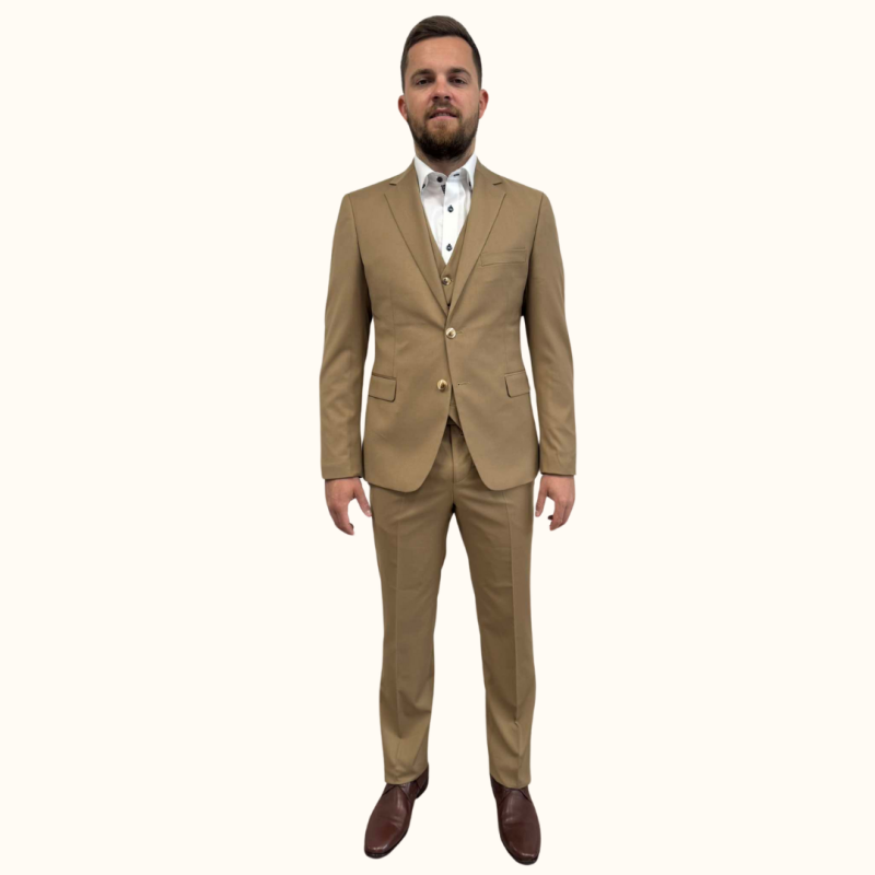 Ta čudovita slim fit obleka v kamel barvi združuje sodoben dizajn z brezčasno eleganco, kar zagotavlja prefinjen videz za vsako formalno priložnost.