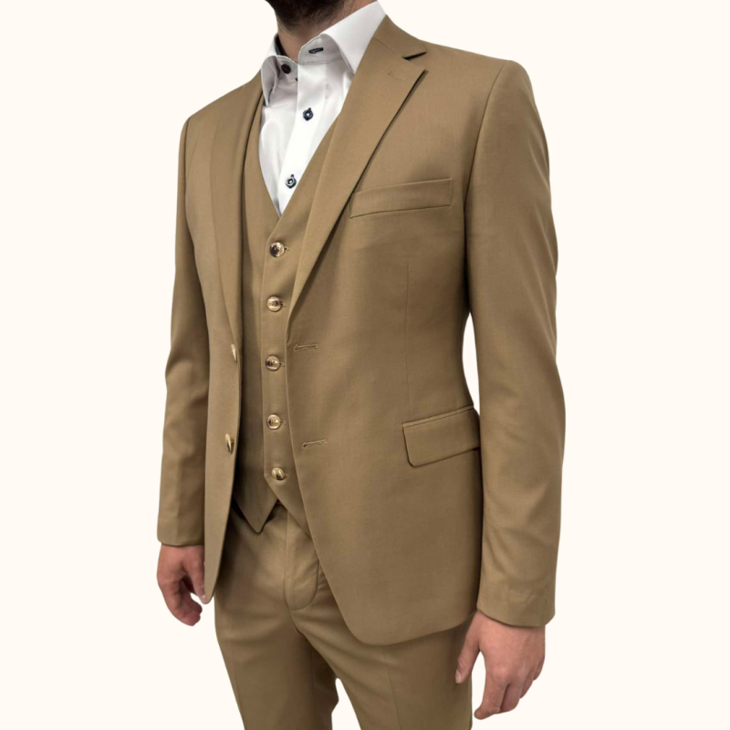 Ta čudovita slim fit obleka v kamel barvi združuje sodoben dizajn z brezčasno eleganco, kar zagotavlja prefinjen videz za vsako formalno priložnost.