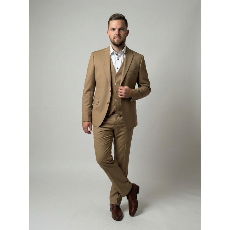 Ta čudovita slim fit obleka v kamel barvi združuje sodoben dizajn z brezčasno eleganco, kar zagotavlja prefinjen videz za vsako formalno priložnost.