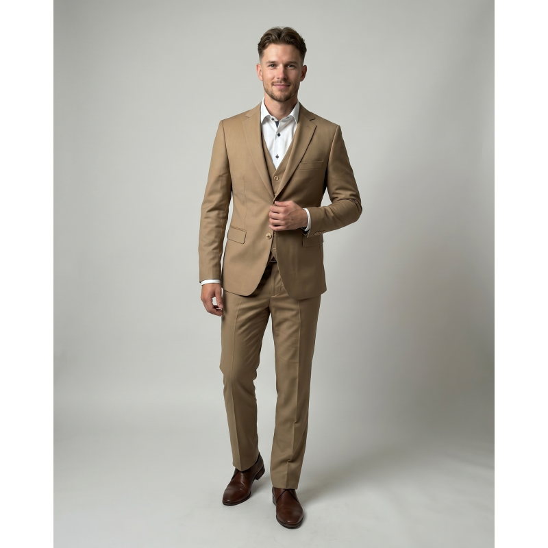 Ta čudovita slim fit obleka v kamel barvi združuje sodoben dizajn z brezčasno eleganco, kar zagotavlja prefinjen videz za vsako formalno priložnost.