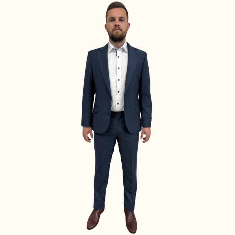 Odkrijte moško tridelno obleko slim fit MAXX v modri barvi. Ta elegantna in moderna obleka je idealna za poslovne in posebne priložnosti. Poudarja vašo postavo z udobnim krojem in kakovostnimi materiali. Nakupujte zdaj!
