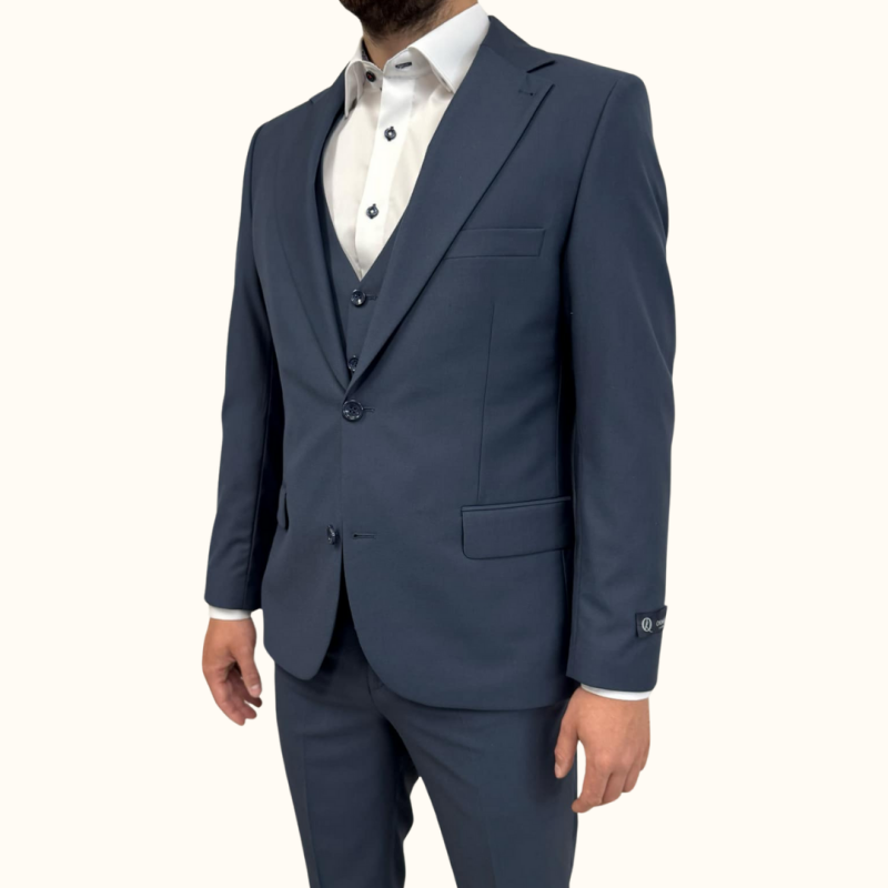 Odkrijte moško tridelno obleko slim fit MAXX v modri barvi. Ta elegantna in moderna obleka je idealna za poslovne in posebne priložnosti. Poudarja vašo postavo z udobnim krojem in kakovostnimi materiali. Nakupujte zdaj!