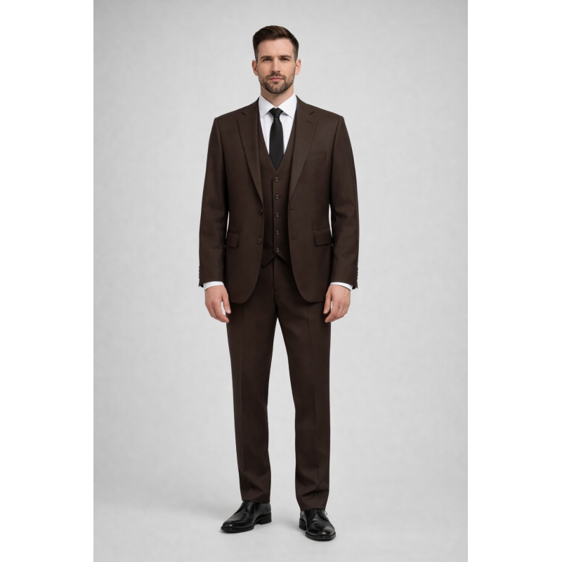 Elegantna rjava moška tridelna obleka MAXX v slim fit kroju. Idealna izbira za poroke, poslovne dogodke in svečane priložnosti. Sodoben stil – OKMAL.