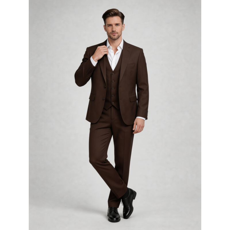 Elegantna rjava moška tridelna obleka MAXX v slim fit kroju. Idealna izbira za poroke, poslovne dogodke in svečane priložnosti. Sodoben stil – OKMAL.