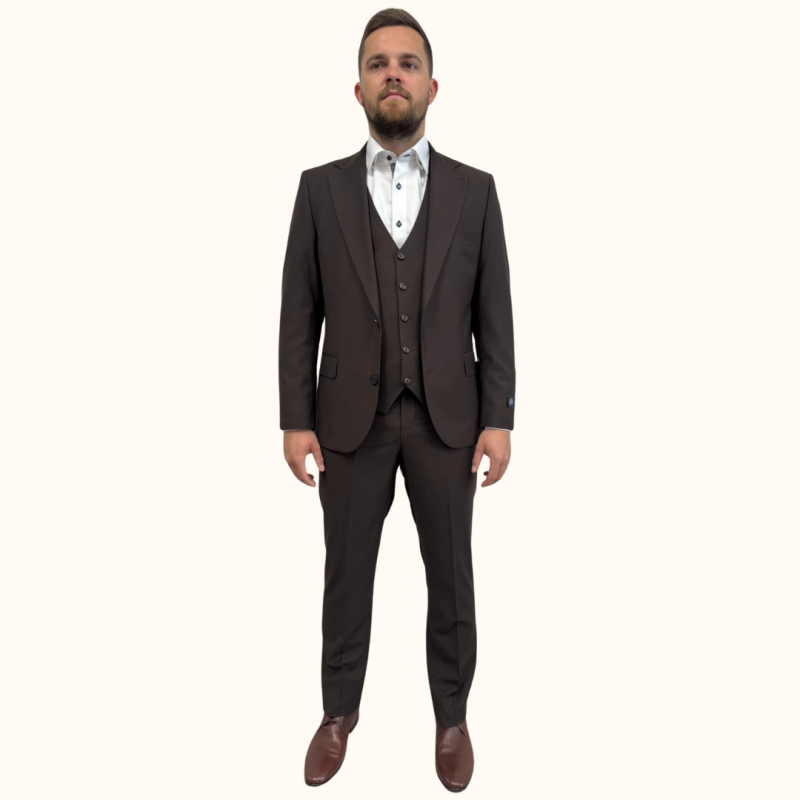 Odkrijte moško tridelno obleko slim fit MAXX v rjavi barvi. Ta elegantna in moderna obleka je idealna za poslovne in posebne priložnosti. Poudarja vašo postavo z udobnim krojem in kakovostnimi materiali. Nakupujte zdaj!