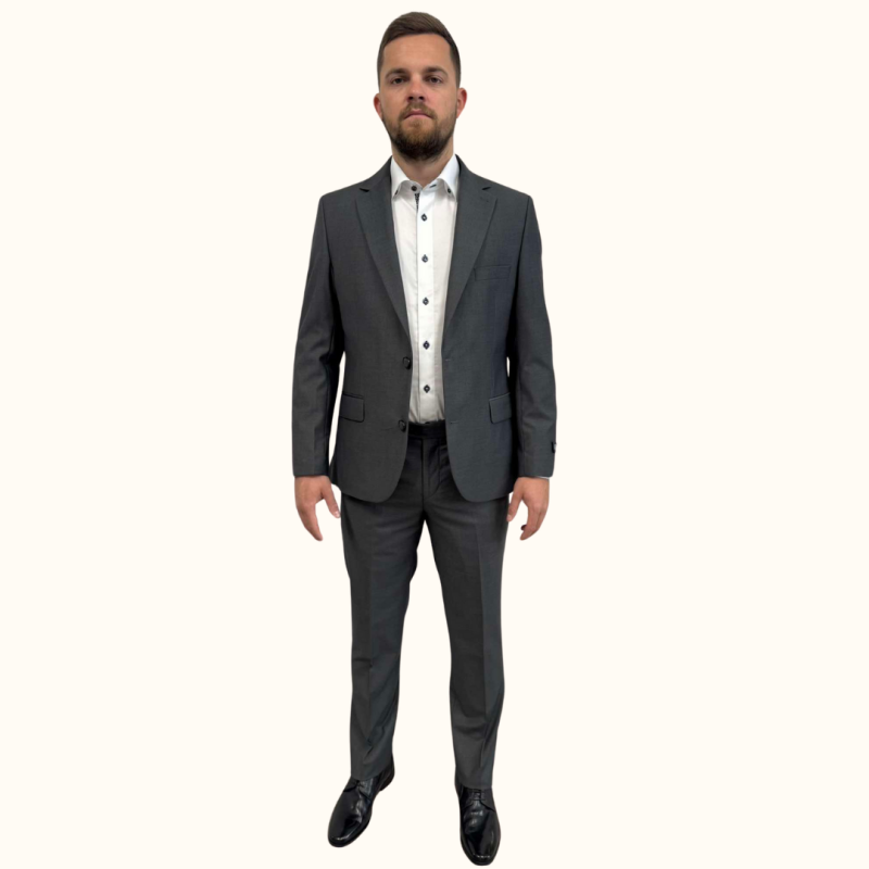 Odkrijte moško tridelno obleko slim fit MAXX v sivi barvi. Ta elegantna in moderna obleka je idealna za poslovne in posebne priložnosti. Poudarja vašo postavo z udobnim krojem in kakovostnimi materiali. Nakupujte zdaj!